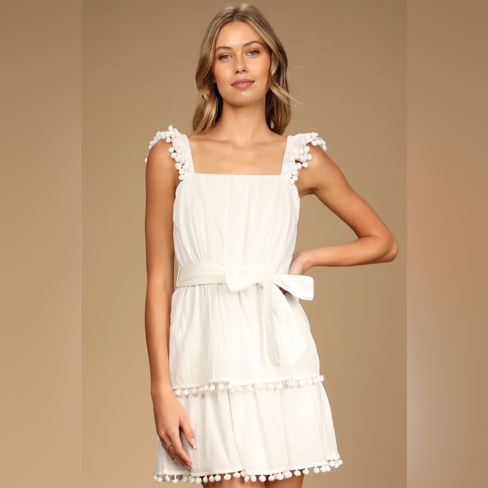 Lulu’s NWT White Tiered Pom Pom dress